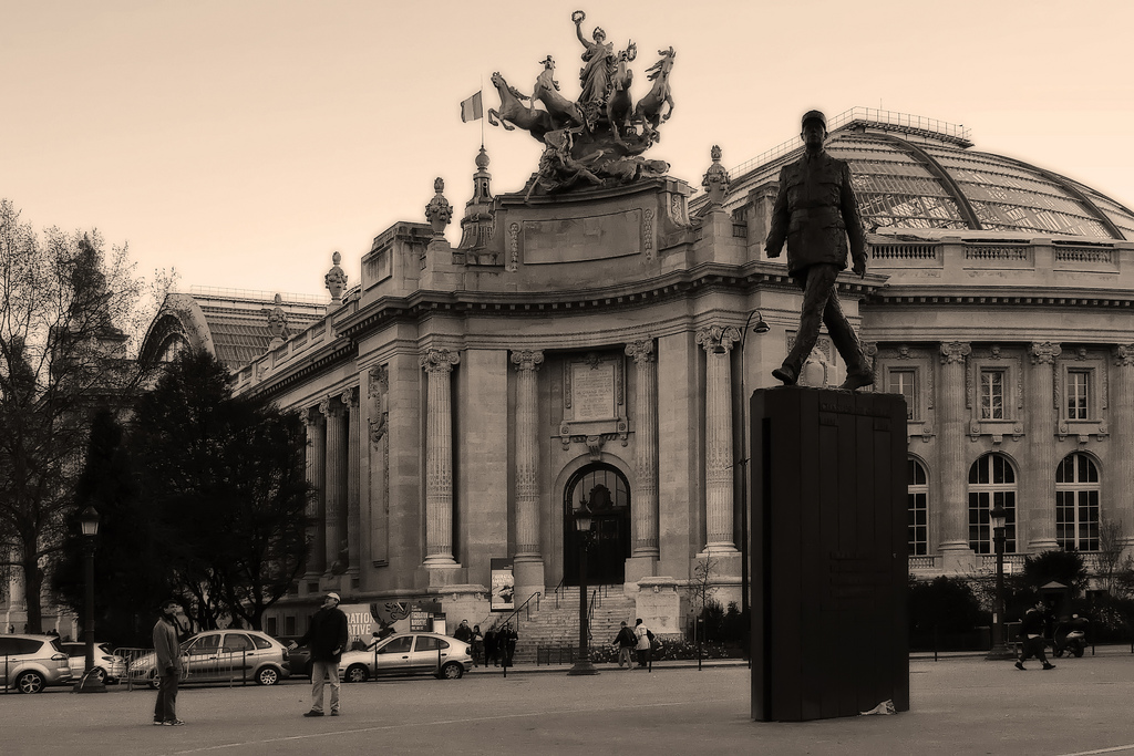 Paris Travel Guide - Place Clemenceau and Grand Palais