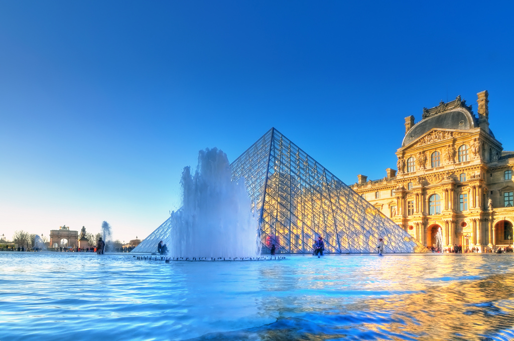 Paris Travel Guide - La Pyramide du Musée du Louvre